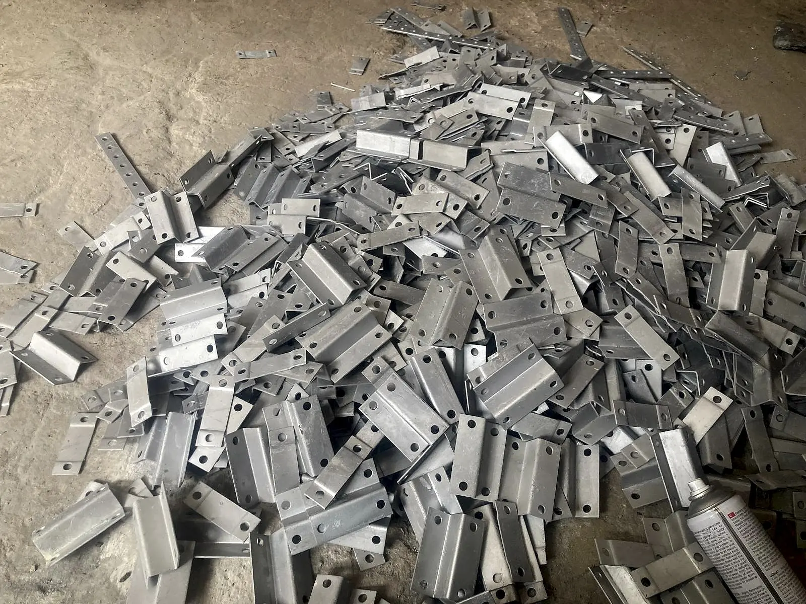 Kaplama sonrası yığın hâlinde galvanizli sac braketler