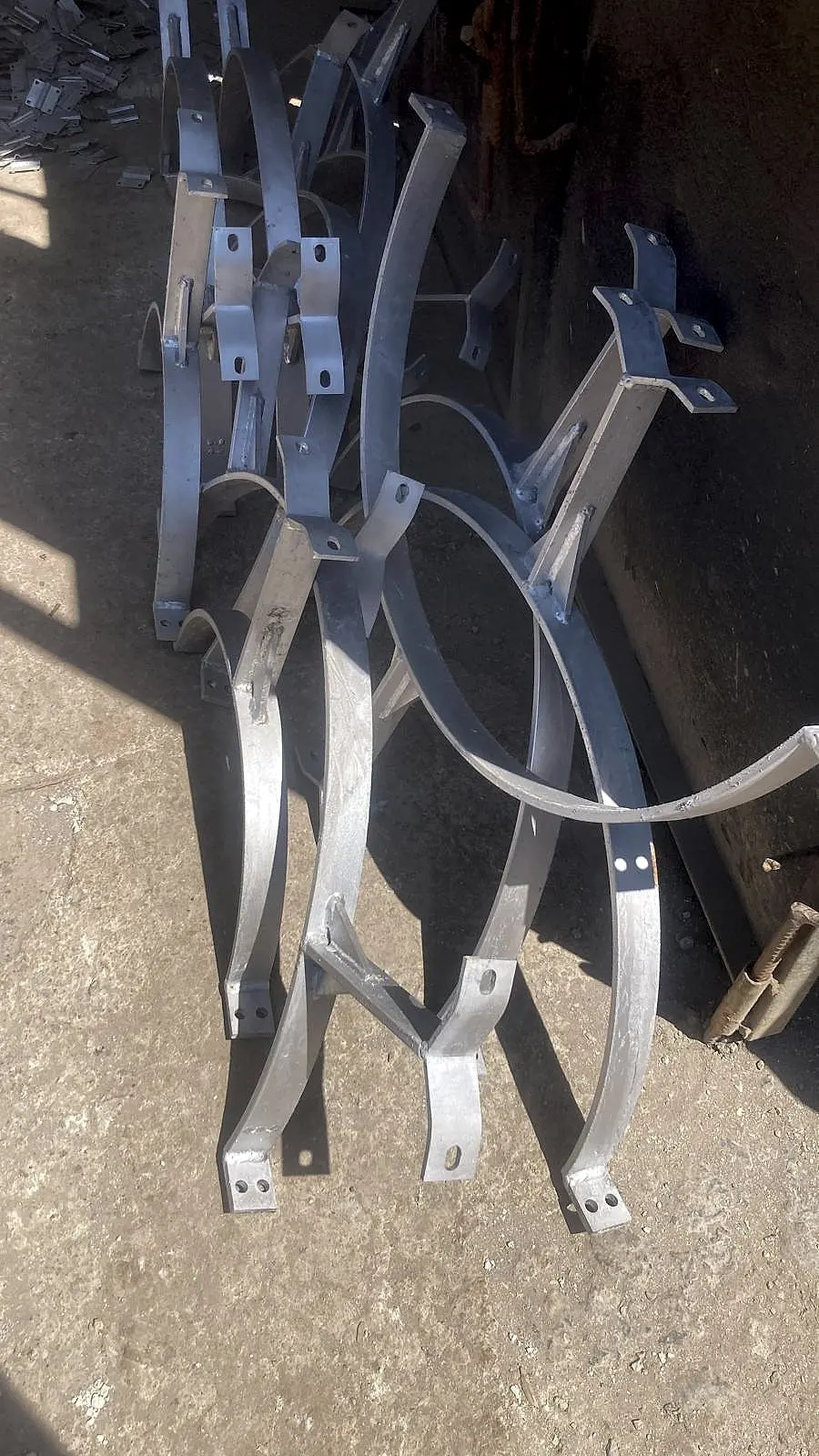 Galvaniz kaplanmış kavisli kuşak kelepçeler