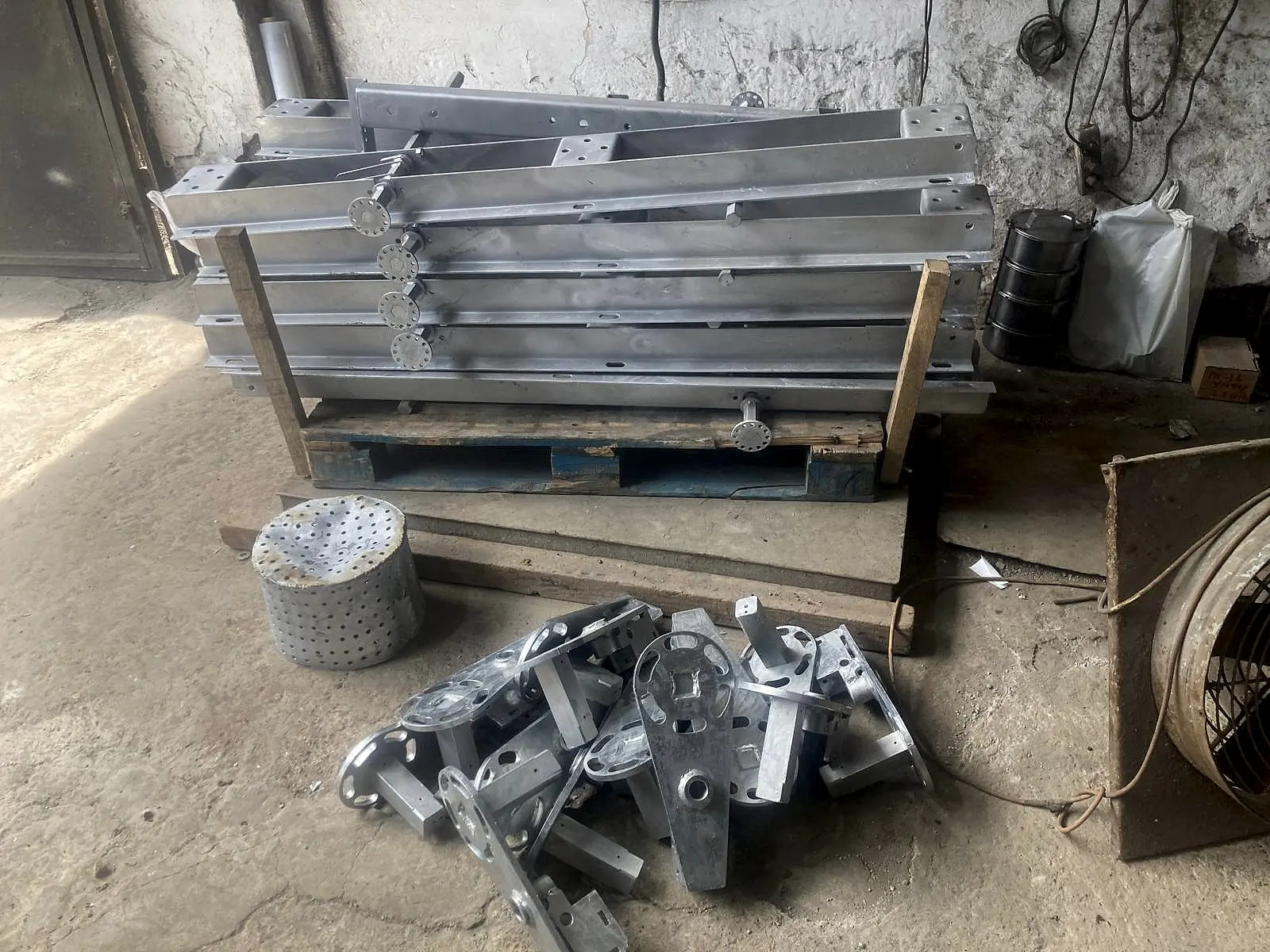 Palet üzerinde galvanizli konsol ve flanşlı parçalar